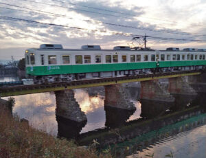 橋脚が階段状の謎、それは予想外の理由だった! ことでんの新川橋梁