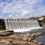 絶景の錦秋湖に映える、湯田貯砂ダム越流の美しさ