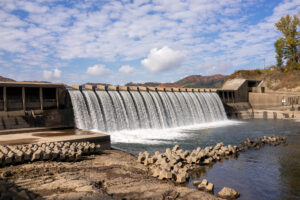 絶景の錦秋湖に映える、湯田貯砂ダム越流の美しさ