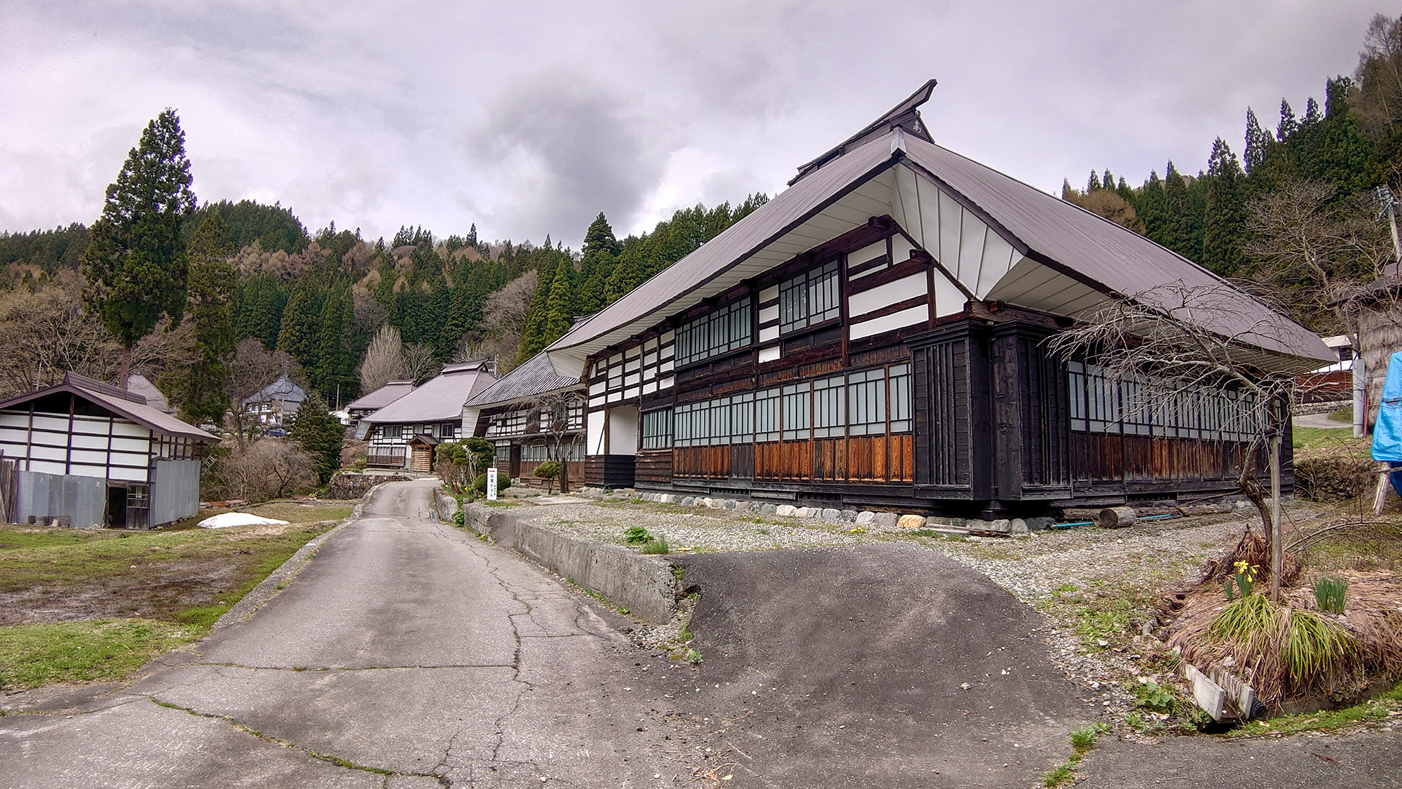 日本の原風景「青鬼集落」　実はレアな造りの古民家の謎