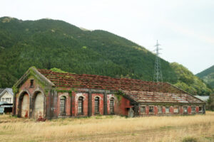 和田山駅のレンガ機関庫と給水塔
