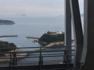 瀬戸大橋を通る電車から見える鍋島灯台、りっぱな職員宿舎も別の場所で健在