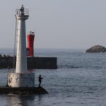 久美浜港にある2つの防波堤灯台はなぜ重なって見える？