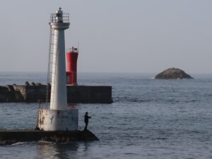 久美浜港にある2つの防波堤灯台はなぜ重なって見える？