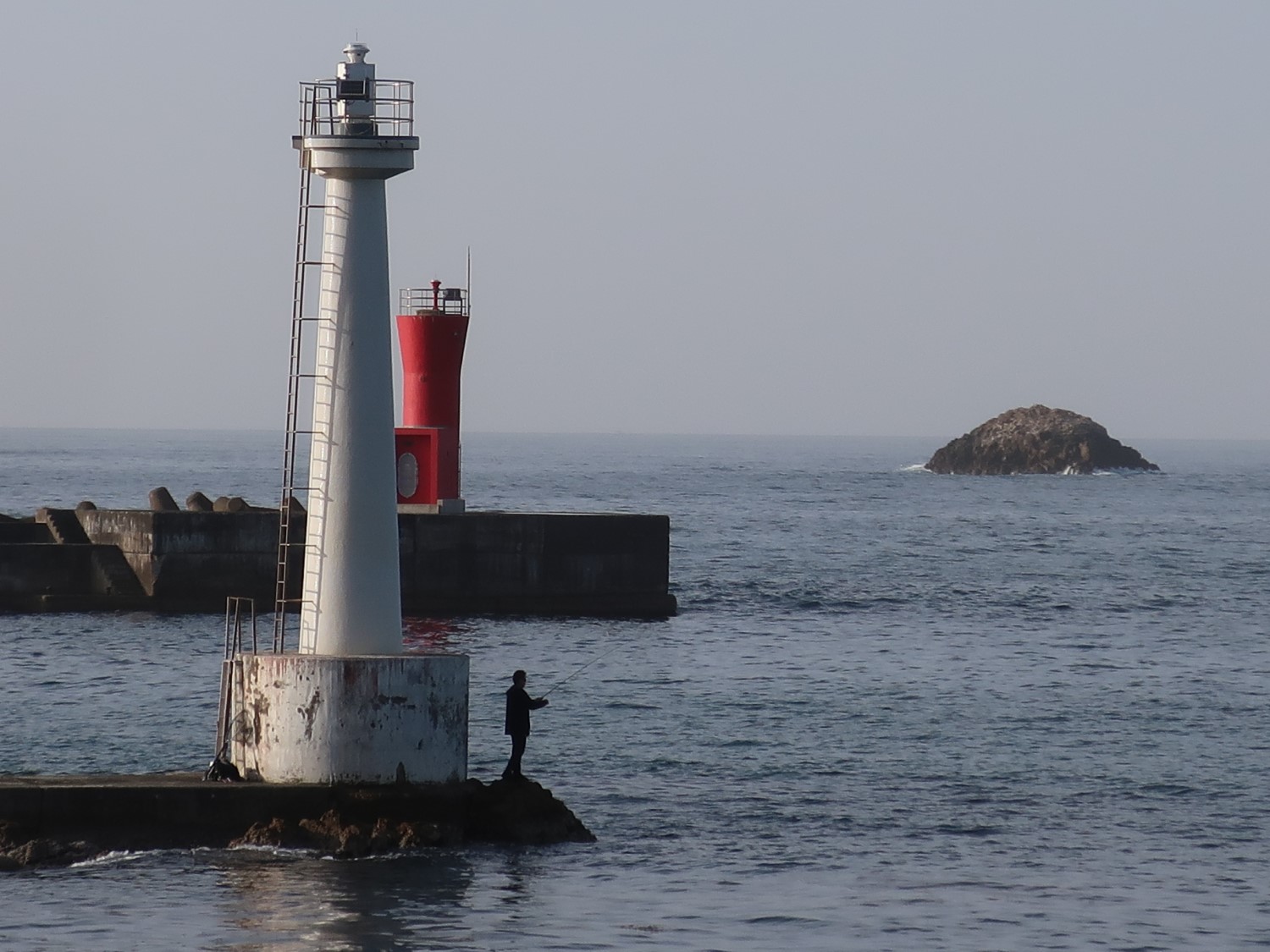 久美浜港にある2つの防波堤灯台はなぜ重なって見える？