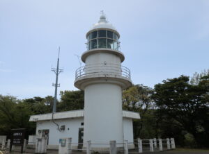 余部埼灯台は駐車場からすぐ、でも自動車道がちょっとシビア