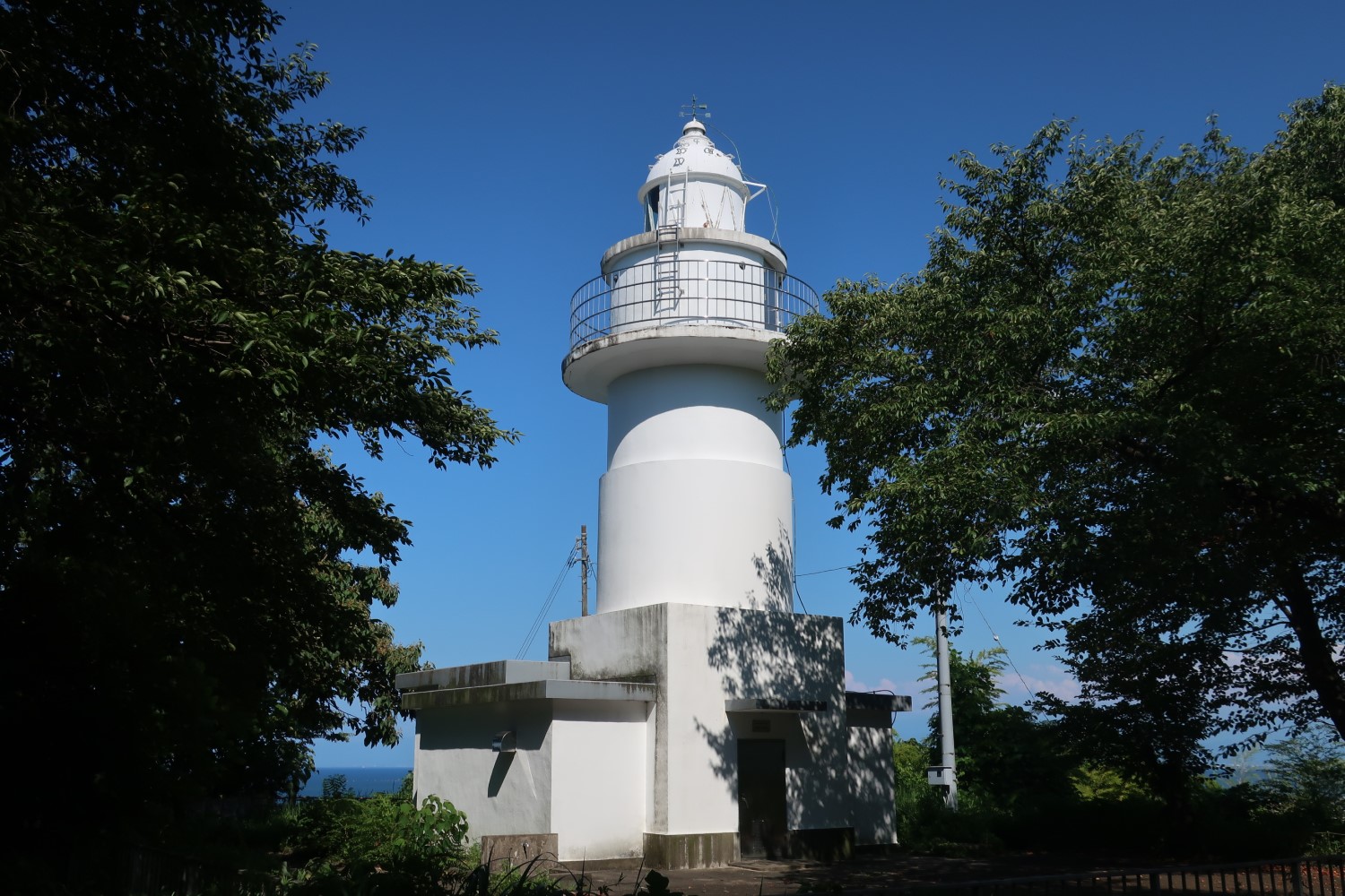 岩崎ノ鼻灯台の真ん前までクルマで行けるのに歩いていく、それが“灯台クエスト”