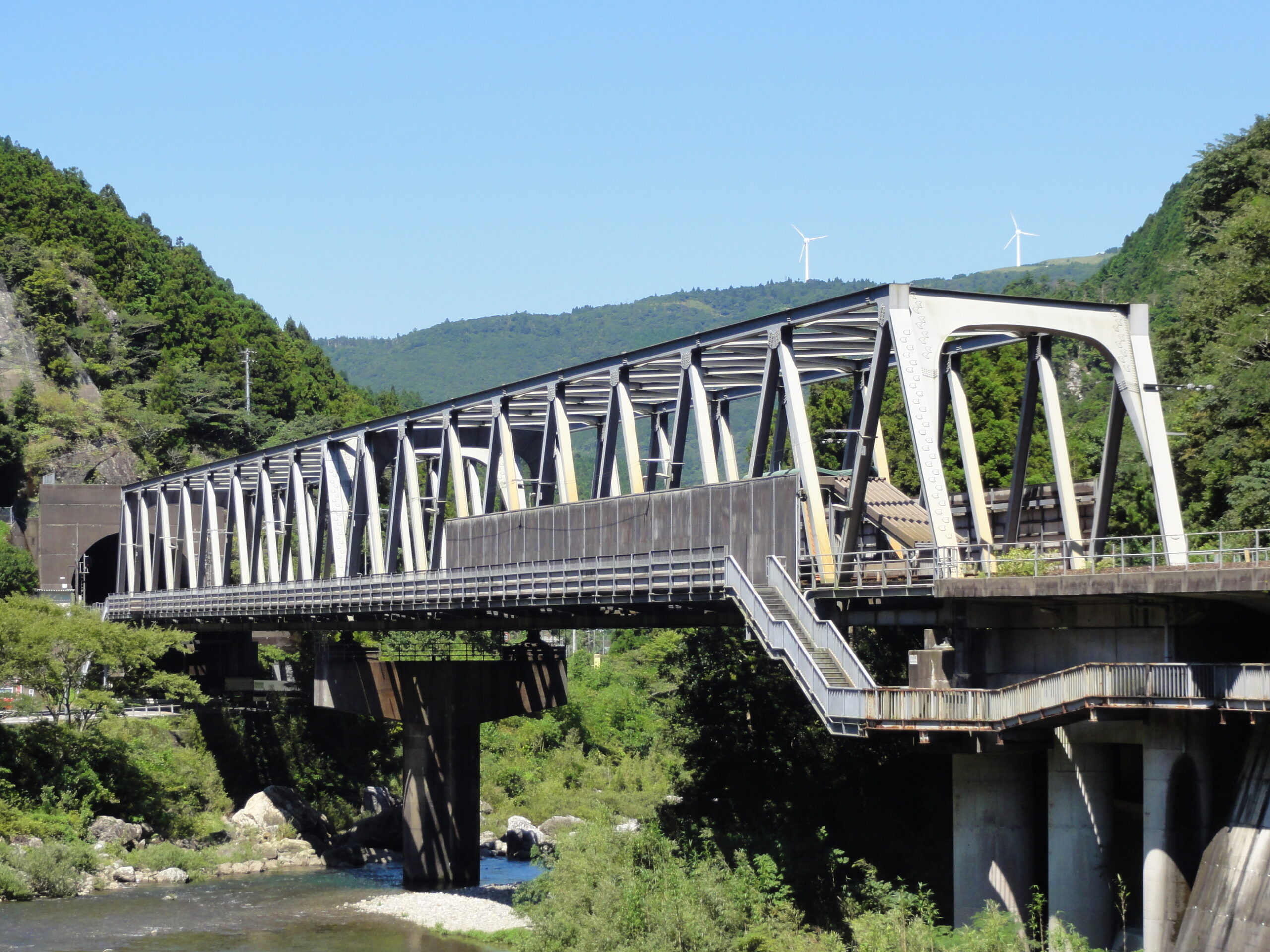 トラス橋と合体　土佐北川駅が川の上に設置されたワケ　【土讃線の土木旅】