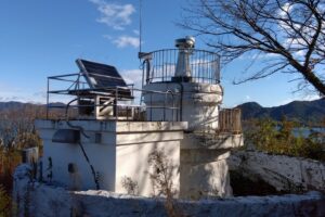 「対向車が来たら一巻の終わり」みたいなところをクリアしてたどり着いた高根島灯台