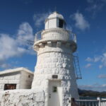 海路の要衝にあった大浜埼灯台と、現代の陸路しまなみ海道が交差する場所