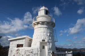 海路の要衝にあった大浜埼灯台と、現代の陸路しまなみ海道が交差する場所