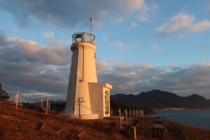 昇る朝日でオレンジ色に染まる佐木島灯台、頬が紅潮した子どものようだ