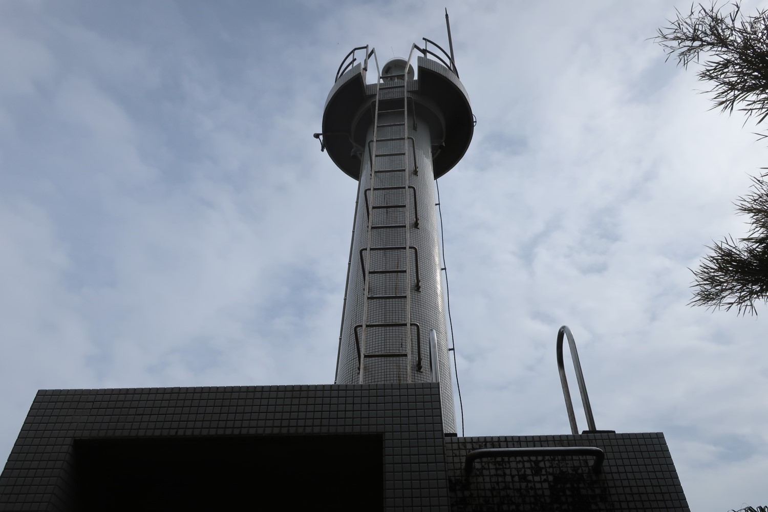 【南宮崎の灯台5＋1】鳥居に気を取られていたら、すぐ横に火埼灯台
