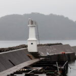 謎の多い片浦港灯台、なぜ防波堤の途中にあるのか？