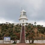 【南宮崎の灯台5＋1】まっすぐ伸びる階段の上に低い灯塔、よくできた景観設計の都井岬灯台