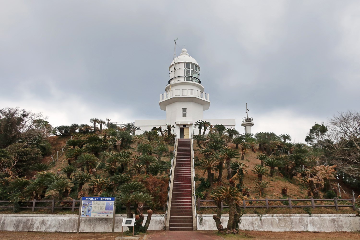 【南宮崎の灯台5＋1】まっすぐ伸びる階段の上に低い灯塔、よくできた景観設計の都井岬灯台