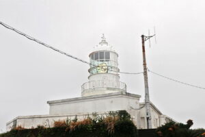 【南宮崎の灯台5＋1】島民はいなくなっても鞍埼灯台は光り続ける