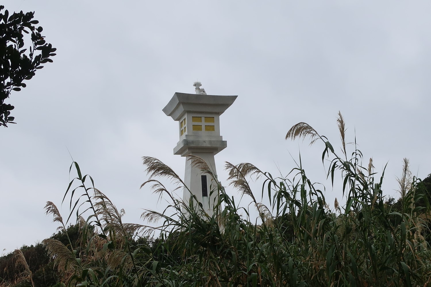 【南宮崎の灯台5＋1】 鵜戸埼灯台は探検度ゼロだが、ユニークなデザインなら優勝候補