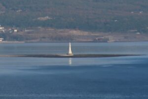 雄大な桜島の姿、だが神瀬灯台にもちょっと目を向けて