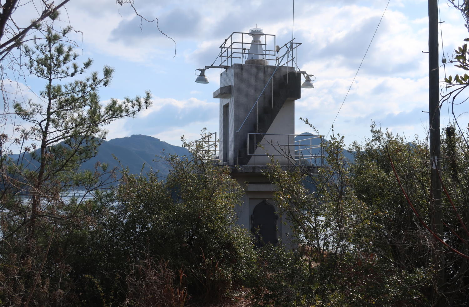 馬島4灯台の「影の番長」ナガセ鼻灯台、崩れやすい急坂攻略がカギ