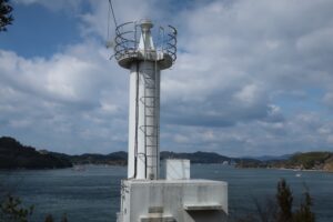 小浦埼灯台のふしぎ、2つのドアに段違いの庇