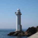 シンプルだけどきれいなアゴノ鼻灯台、足元は“ほぼ海面”