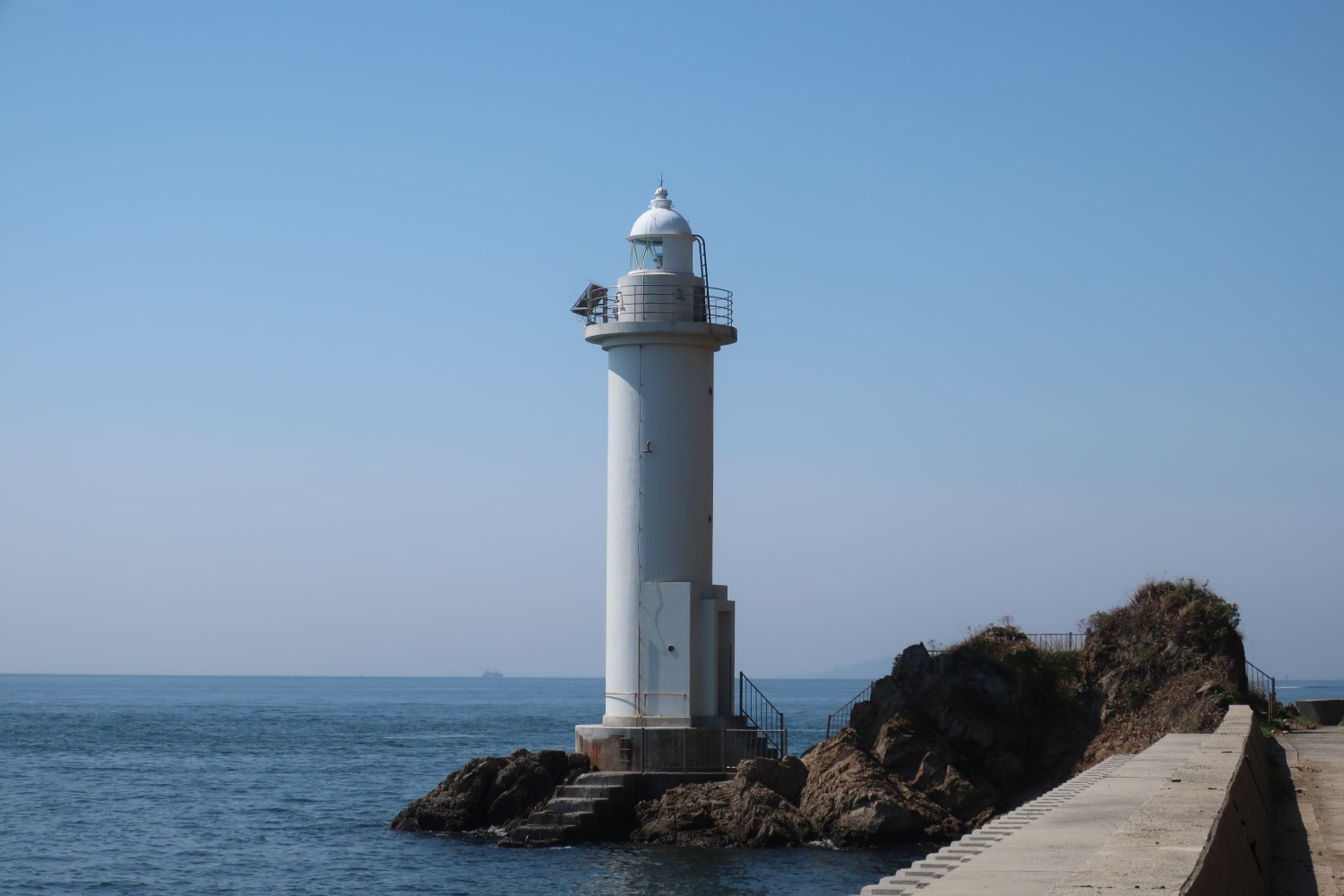 シンプルだけどきれいなアゴノ鼻灯台、足元は“ほぼ海面”