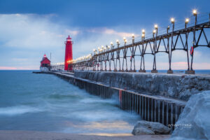 【湖の灯台】ミシガン湖の桟橋、キャットウォークでつながる２つの灯台【いまこうなってる編】