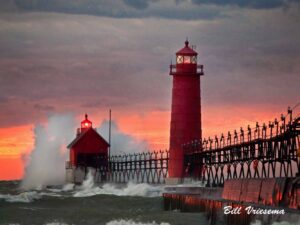 【湖の灯台】じりじり延びるミシガン湖の桟橋と、移動する灯台と霧笛小屋【なぜその位置に編】