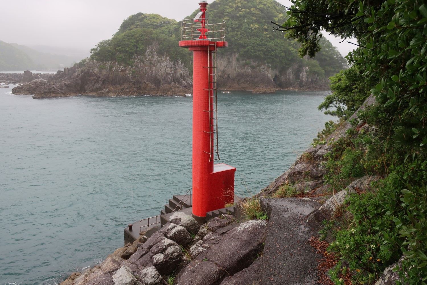 宇久井港口灯台はこれまでの最大難度、雨がさらに輪をかけた