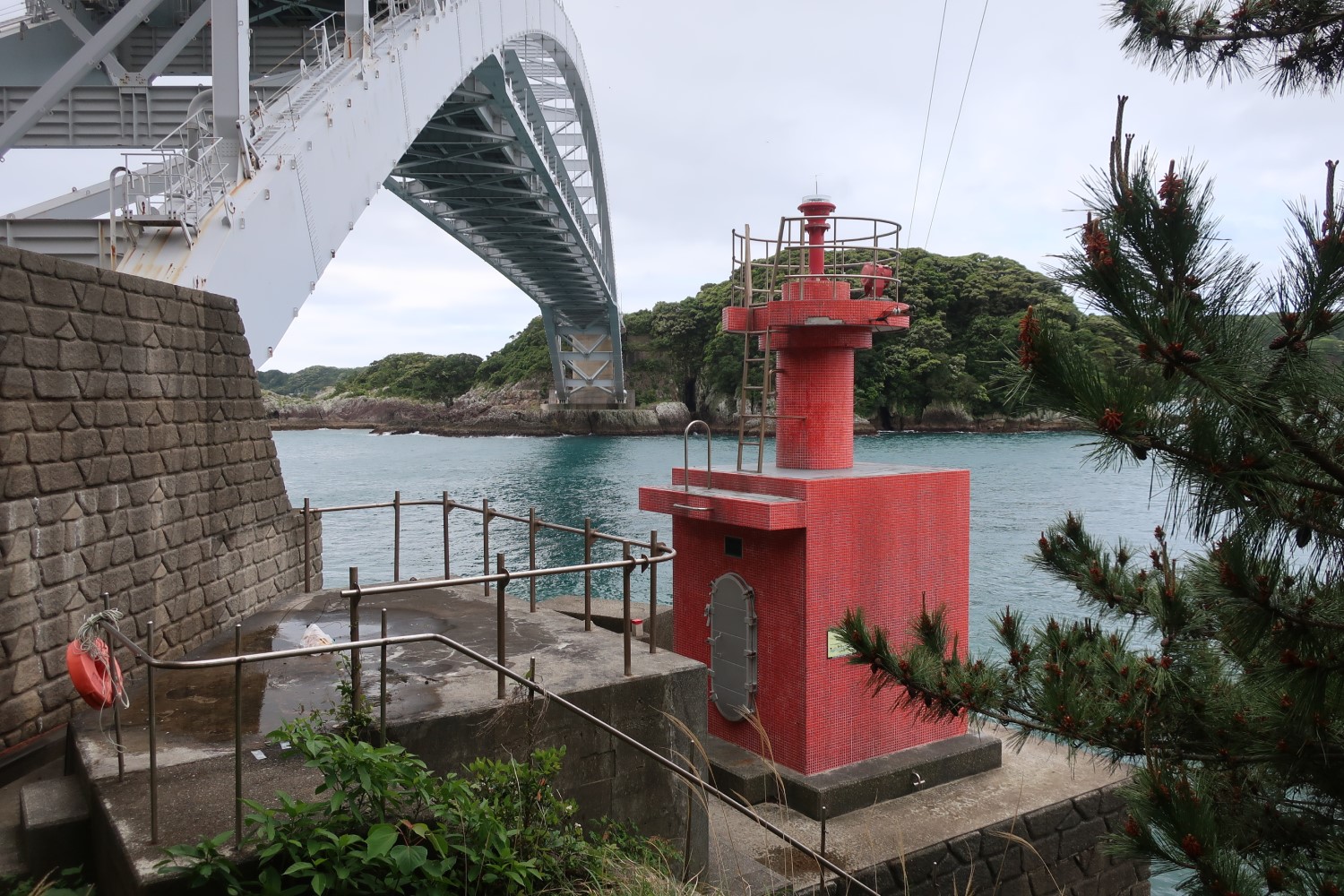 どこからも見えないけど行ける串本トウジロ鼻灯台、よく見えるけど行けない苗我島灯台