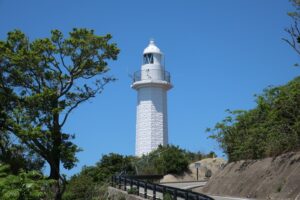 空襲で炎上、地すべり…2回も移転を余儀なくされた紀伊日ノ御埼灯台が受けた災難
