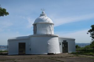 どっしりした形の江埼灯台、大地震を乗り越え150年現役を続けるたくましさ