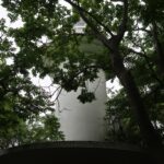 森の中にたたずむ沼島灯台、道は歩きやすいがどのルートでものぼりはキツい