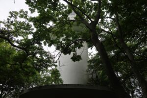 森の中にたたずむ沼島灯台、道は歩きやすいがどのルートでものぼりはキツい