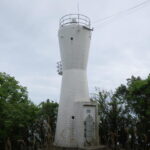 砲台跡に囲まれた生石鼻灯台は、友ヶ島灯台とともに大阪湾の門番として働く