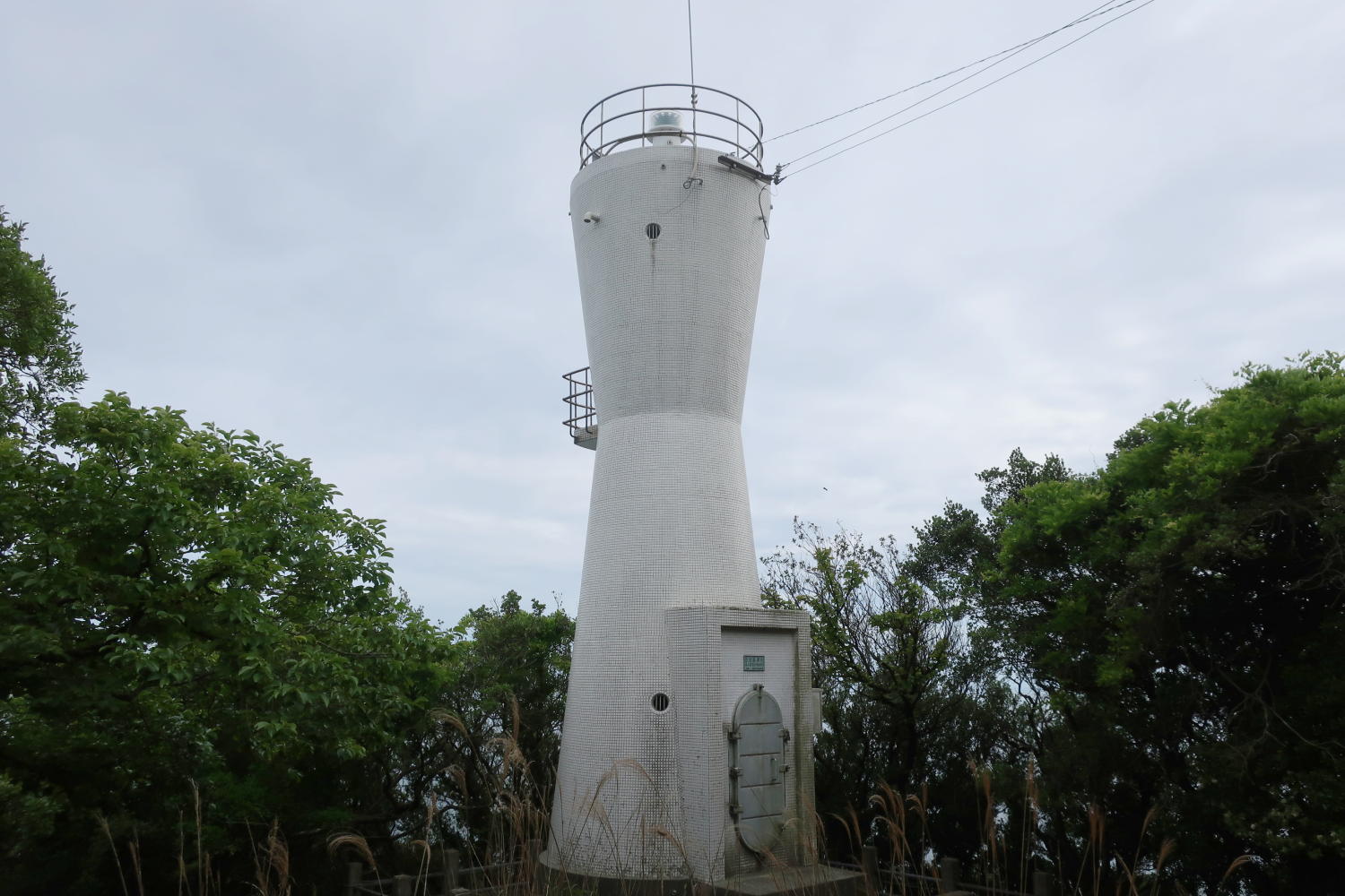 砲台跡に囲まれた生石鼻灯台は、友ヶ島灯台とともに大阪湾の門番として働く