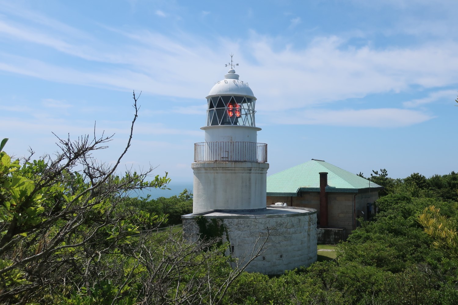 歴史ある友ヶ島灯台、写真映えする砲台跡観光で島はにぎわう