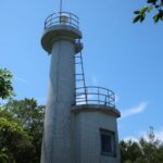 海岸から田倉埼灯台まで、コンクリートの階段が休みなく続く