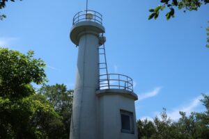 海岸から田倉埼灯台まで、コンクリートの階段が休みなく続く