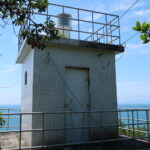 紀伊宮崎ノ鼻灯台への道を見失った！斜面と一体化した道で滑り止めのアイゼンが必須