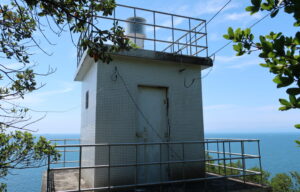 紀伊宮崎ノ鼻灯台への道を見失った!斜面と一体化した道で滑り止めのアイゼンが必須