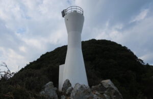 ぐっとアプローチしやすくなった刈又埼灯台、最大の難関は「犬」に