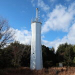 出羽島灯台は島のかつての賑わいを記憶するたいまつのようだ