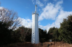 出羽島灯台は島のかつての賑わいを記憶するたいまつのようだ