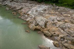 水流の渦で小石が作りだす丸い穴　甌穴のふしぎ
