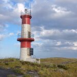 砂原から砂を踏みしめたどり着く砂埼灯台、まわりは砂と草以外なにもない