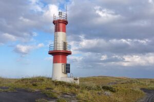 砂原から砂を踏みしめたどり着く砂埼灯台、まわりは砂と草以外なにもない