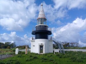 とんがり帽子がユニークな茂津多岬灯台、「高さ日本一」奪還への奇策は鴎島灯台がヒントか？