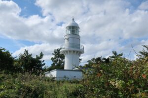 静けさと草むらに囲まれた葛登支岬灯台、難易度は高くないが到達すれば大きな満足感が